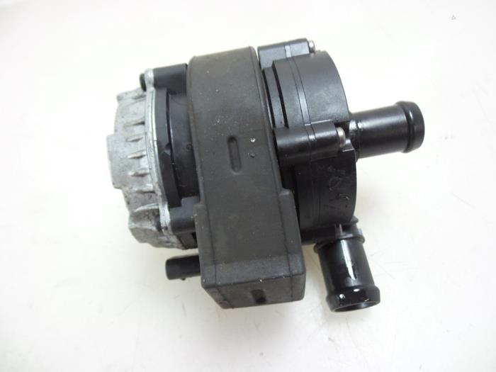 Begagnade Vattenpump Volkswagen Passat (3G2) 1.4 TSI GTE 16V Pris € 45,00 Marginaltabell erbjuds av Autobedrijf Broekhuis B.V.
