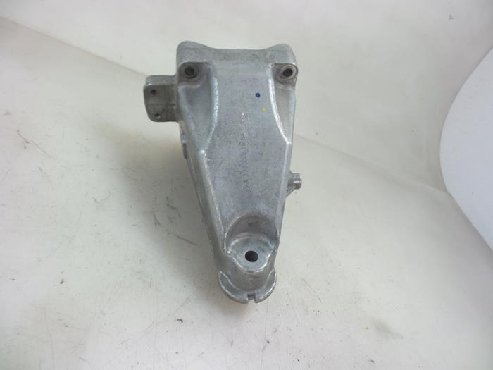 Used Engine mount Mercedes C (W205) C-350 e 2.0 16V Price € 25,00 Margin scheme offered by Autobedrijf Broekhuis B.V.