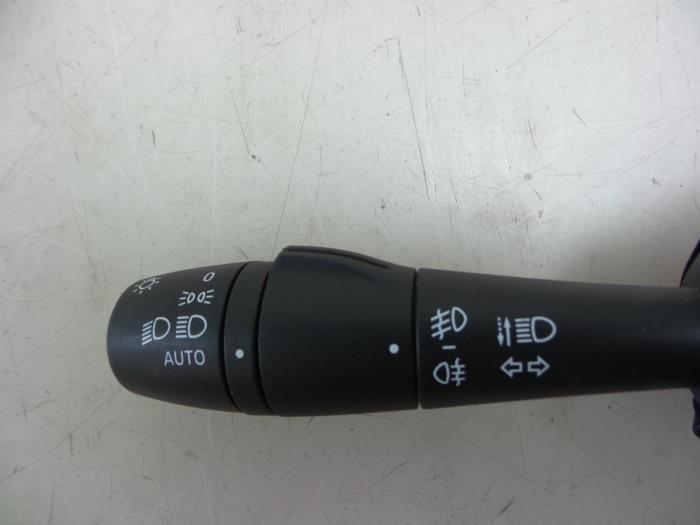 Interruptor de indicador de dirección de un Renault Clio IV (5R) 1.2 TCE 16V GT EDC 2018