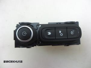 Used Multi-media control unit Renault Clio IV (5R) 1.2 TCE 16V GT EDC Price € 25,00 Margin scheme offered by Autobedrijf Broekhuis B.V.