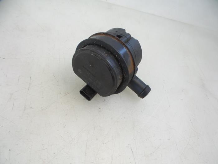 Usagé Pompe à eau Mercedes A (W176) 1.8 A-180 CDI 16V Autom. Prix € 25,00 Règlement à la marge proposé par Autobedrijf Broekhuis B.V.
