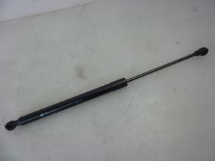 Used Rear gas strut, right Renault Clio IV (5R) 1.2 TCE 16V GT EDC Price € 15,00 Margin scheme offered by Autobedrijf Broekhuis B.V.
