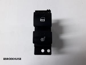 Usados Interruptor de calefactor de asiento Kia Venga 1.6 CRDi VGT 16V Precio € 15,00 Norma de margen ofrecido por Autobedrijf Broekhuis B.V.