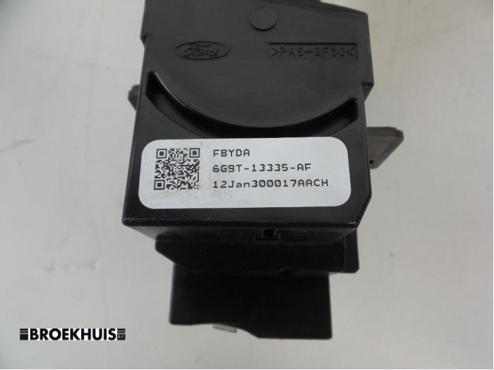 Indicator switch from a Ford Mondeo IV Wagon 1.6 TDCi 16V 2012