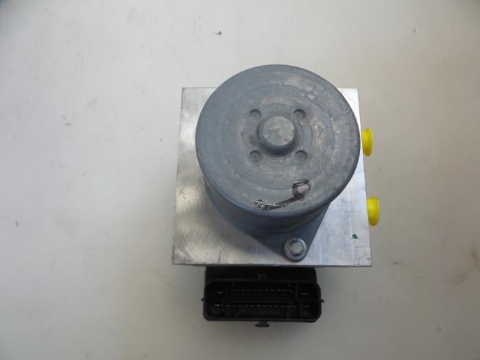 ABS pump from a Ford Mondeo IV Wagon 2.0 TDCi 140 16V 2010