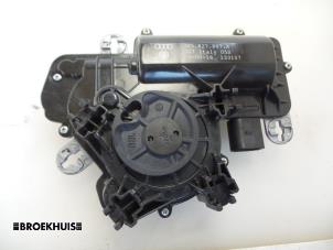 Usados Motor del portón trasero Skoda Superb (3V3) 2.0 TDI Precio € 50,00 Norma de margen ofrecido por Autobedrijf Broekhuis B.V.