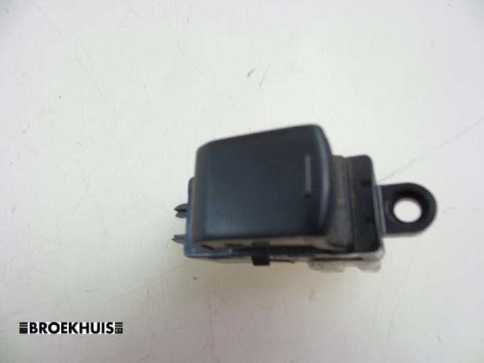 Usados Interruptor de ventanilla eléctrica Nissan Cube (Z12) 1.6 16V Precio € 15,00 Norma de margen ofrecido por Autobedrijf Broekhuis B.V.