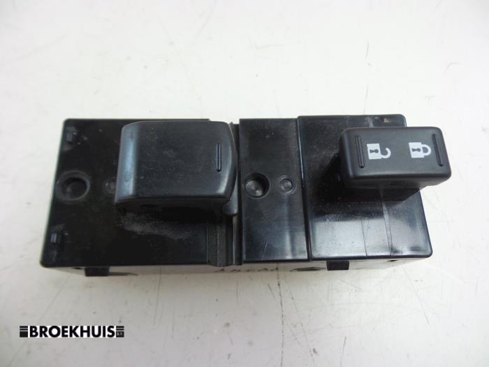 Usados Interruptor de ventanilla eléctrica Nissan Cube (Z12) 1.6 16V Precio € 25,00 Norma de margen ofrecido por Autobedrijf Broekhuis B.V.