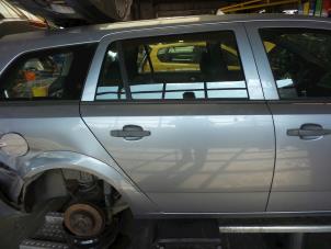 Używane Drzwi prawe tylne wersja 4-drzwiowa Opel Astra H SW (L35) 1.8 16V Cena € 100,00 Procedura marży oferowane przez Autobedrijf Broekhuis B.V.