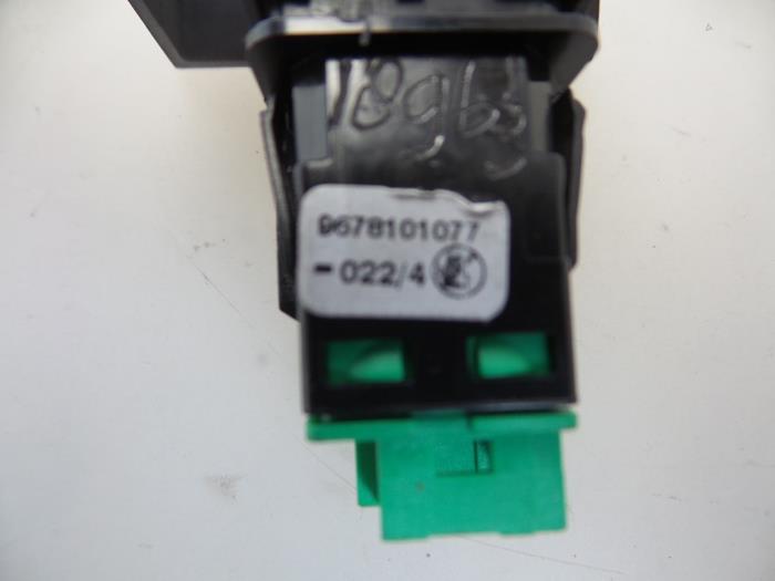 Central locking switch from a Citroën C4 Picasso (3D/3E) 1.6 e-HDi 115 2014