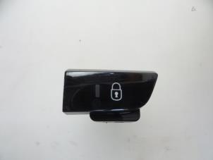 Used Central locking switch Citroen C4 Picasso (3D/3E) 1.6 e-HDi 115 Price € 10,00 Margin scheme offered by Autobedrijf Broekhuis B.V.