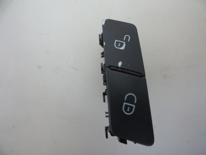 Usados Interruptor cierre centralizado Mercedes E (W212) E-350 CDI V6 24V BlueEfficiency Precio € 7,50 Norma de margen ofrecido por Autobedrijf Broekhuis B.V.