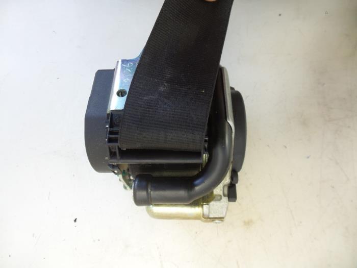 Seatbelt tensioner, right from a Audi A6 Avant Quattro (C6) 3.0 TDI V6 24V 2005