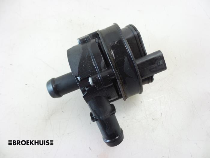 Usagé Pompe à eau Mercedes B (W246/W242) 1.6 B-180 BlueEFFICIENCY Turbo 16V Prix € 25,00 Règlement à la marge proposé par Autobedrijf Broekhuis B.V.