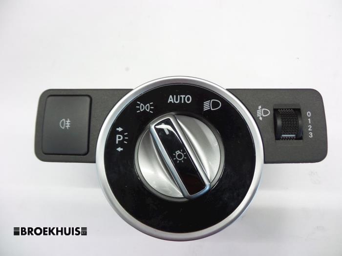 Interruptor de luz de un Mercedes-Benz B (W246,242) 1.6 B-180 BlueEFFICIENCY Turbo 16V 2014