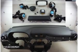 Usagé Airbag set + dashboard Mercedes B (W246,242) 1.6 B-180 BlueEFFICIENCY Turbo 16V Prix € 650,00 Règlement à la marge proposé par Autobedrijf Broekhuis B.V.