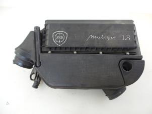 Usados Cuerpo de filtro de aire Lancia Musa 1.3 JTD Multijet 95 Precio € 35,00 Norma de margen ofrecido por Autobedrijf Broekhuis B.V.