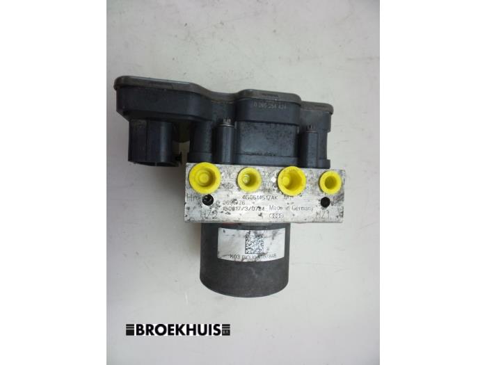 ABS Pumpe van een Audi A6 (C7) 2.0 TDI 16V 2015