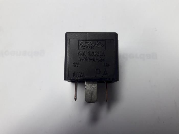 Relay from a Volvo V70 (SW) 2.4 D5 20V AWD 2005