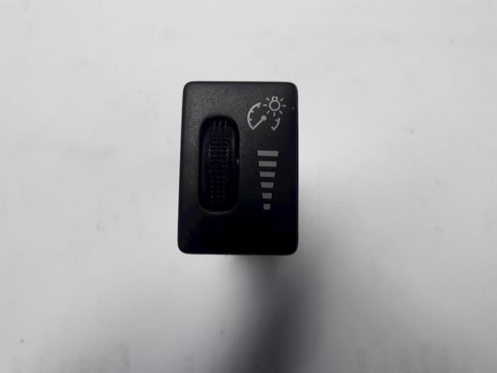 Używane Sciemniacz kokpitowy Toyota Tundra (K5/K6) 5.7 V8 32V Dual VVT-I Cena € 12,10 Z VAT oferowane przez Autobedrijf Broekhuis B.V.