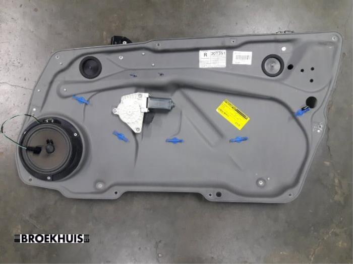 Window mechanism 2-door, front right from a Mercedes-Benz A (W169) 2.0 A-160 CDI 16V 3-Drs. 2005