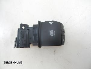 Used Steering wheel mounted radio control Renault Master IV (FV) 2.3 dCi 100 16V FWD Price € 18,15 Inclusive VAT offered by Autobedrijf Broekhuis B.V.
