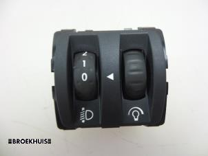 Used AIH headlight switch Renault Captur (2R) 1.5 Energy dCi 90 FAP Price € 10,00 Margin scheme offered by Autobedrijf Broekhuis B.V.