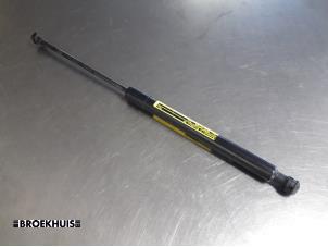Used Rear gas strut, right Renault Captur (2R) 1.5 Energy dCi 90 FAP Price € 10,00 Margin scheme offered by Autobedrijf Broekhuis B.V.
