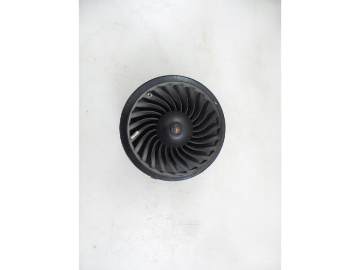 Heating and ventilation fan motor from a Mercedes-Benz C (W205) C-200d 2.2 16V 2017