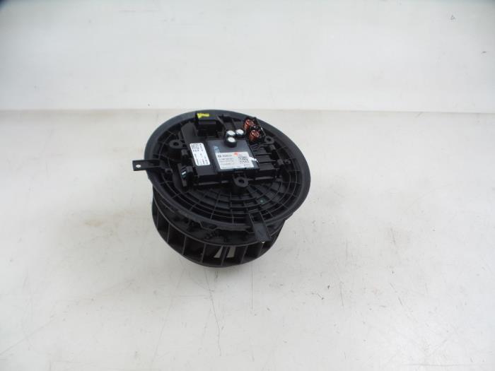 Heating and ventilation fan motor from a Mercedes-Benz C (W205) C-200d 2.2 16V 2017