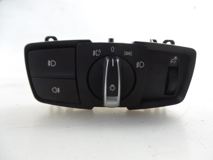 Light switch from a BMW X5 (F15) xDrive 30d 3.0 24V 2015