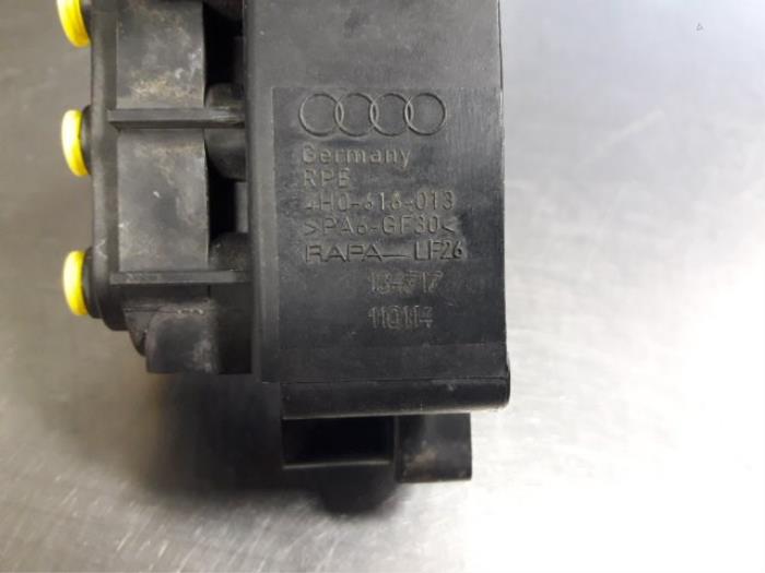 Modul zawieszenia pneumatycznego z Audi A8 (D4) 4.2 TDI V8 32V Quattro 2011