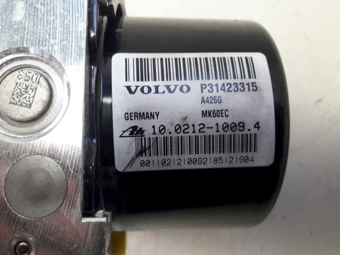 ABS Pumpe van een Volvo V40 (MV) 2.0 D2 16V 2015