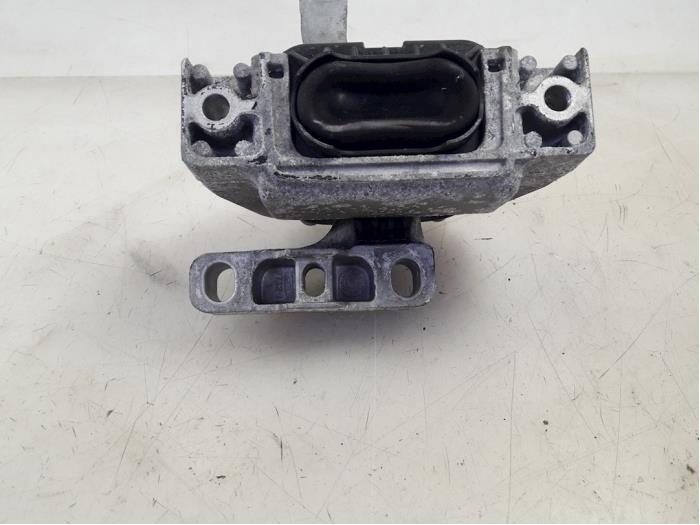 Engine mount from a Seat Leon (5FB) 1.6 TDI Ecomotive 16V 2014