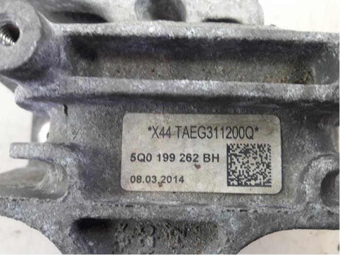 Engine mount from a Seat Leon (5FB) 1.6 TDI Ecomotive 16V 2014