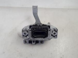 Engine mount from a Seat Leon (5FB) 1.6 TDI Ecomotive 16V 2014