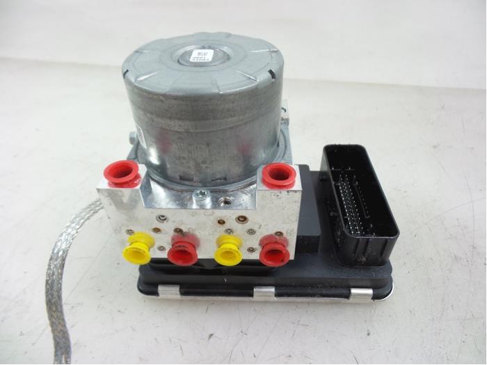 Used ABS pump Volvo XC60 II (UZ) 2.0 T5 16V Price € 325,00 Margin scheme offered by Autobedrijf Broekhuis B.V.