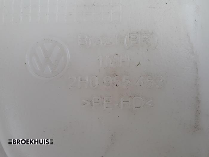 Depósito de lavaparabrisas delante de un Volkswagen Amarok 2.0 BiTDI 16V 180 4Motion 2012