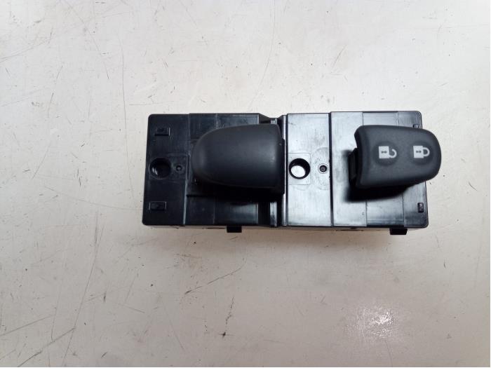 Usados Interruptor de ventanilla eléctrica Nissan Micra (K14) 0.9 IG-T 12V Precio € 15,00 Norma de margen ofrecido por Autobedrijf Broekhuis B.V.