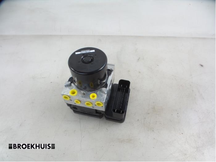 Begagnade ABS-pump Volvo V40 (MV) 2.0 D2 16V Pris € 50,00 Marginaltabell erbjuds av Autobedrijf Broekhuis B.V.