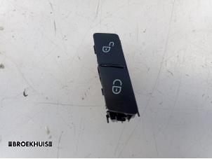 Used Central locking switch Mercedes A (W176) 1.8 A-200 CDI 16V Price € 10,00 Margin scheme offered by Autobedrijf Broekhuis B.V.