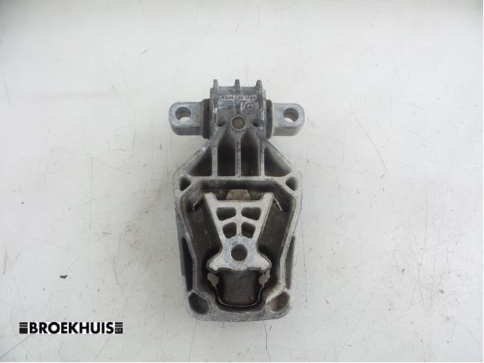 Usagé Support moteur Mercedes A (W176) 1.8 A-200 CDI 16V Prix € 25,00 Règlement à la marge proposé par Autobedrijf Broekhuis B.V.