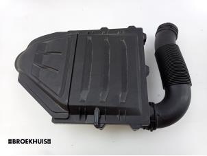 Używane Obudowa filtra powietrza Audi A3 Sportback (8VA/8VF) 1.0 TFSI 12V Cena € 40,00 Procedura marży oferowane przez Autobedrijf Broekhuis B.V.