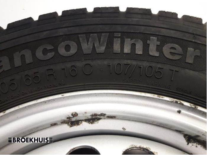 Juego de llantas y neumáticos de invierno de un Volkswagen Transporter T5 1.9 TDi 2007