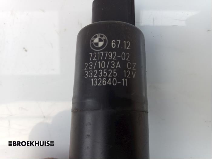 Bomba de rociador de faro de un BMW 5 serie (F10) 530d 24V 2010