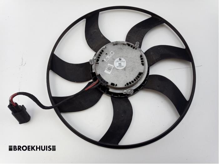 Fan motor from a BMW 5 serie Touring (F11) 520d 16V 2011
