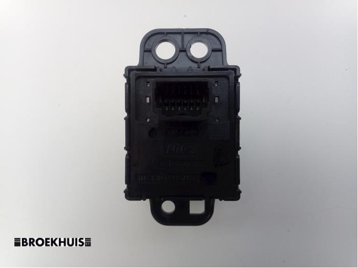 Parking brake switch from a Nissan Qashqai (J11) 1.5 dCi DPF 2017