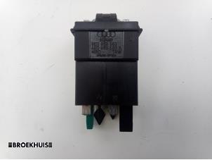 Usados Interruptor de calefactor de asiento Audi A4 Avant (B8) 2.0 TDI 16V Precio € 15,00 Norma de margen ofrecido por Autobedrijf Broekhuis B.V.