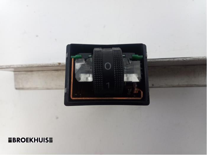 Seat heating switch from a Audi A4 Avant (B8) 2.0 TDI 16V 2010