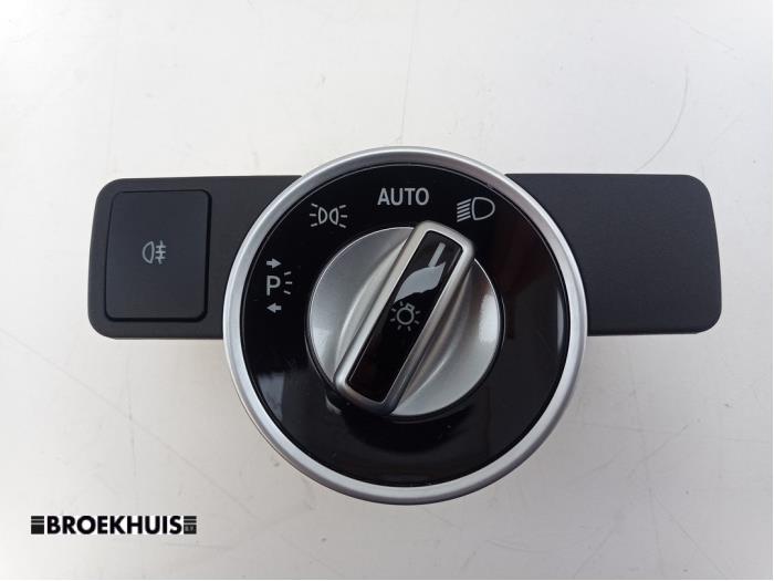 Interruptor de luz de un Mercedes-Benz B (W246,242) 1.5 B-180 CDI 16V 2016